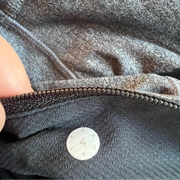 Lululemon 3/4 leggings gray with black color block size 4 - Picture 3 of 5